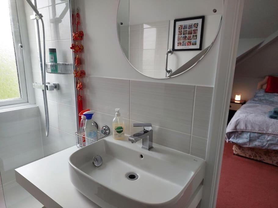 Double Room With Ensuite Shower Room In Quiet, Private House Worthing Eksteriør billede