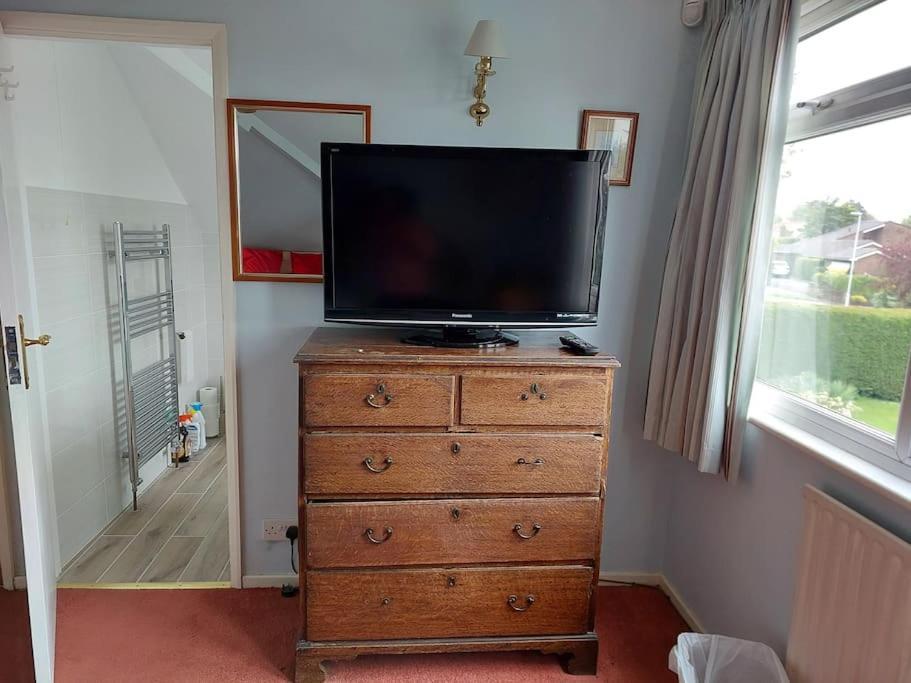 Double Room With Ensuite Shower Room In Quiet, Private House Worthing Eksteriør billede